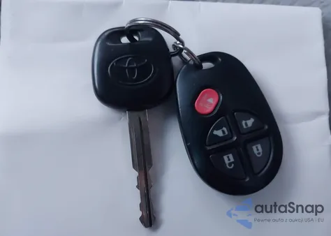 2014 Toyota Sienna Le V6 8 Passenger z USA, uszkodzony, nr VIN 5TDKK3DC1ES465531